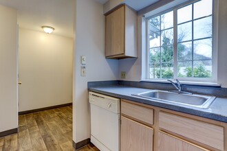 Sherman Street Apartments-LSM-099 in Portland, OR - Building Photo - Interior Photo