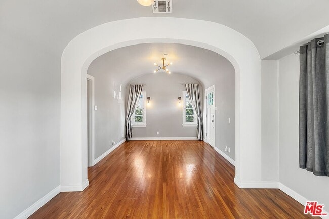 2630 S Bedford St in Los Angeles, CA - Building Photo - Building Photo