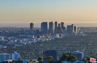 8825 Hollywood Blvd in Los Angeles, CA - Building Photo - Building Photo