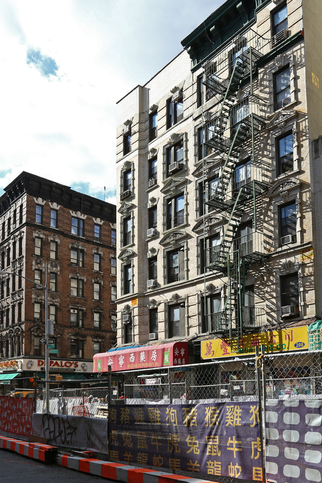 206 Grand St in New York, NY - Building Photo - Building Photo