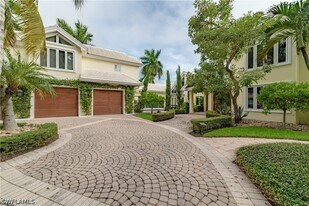 883 Galleon Dr in Naples, FL - Building Photo