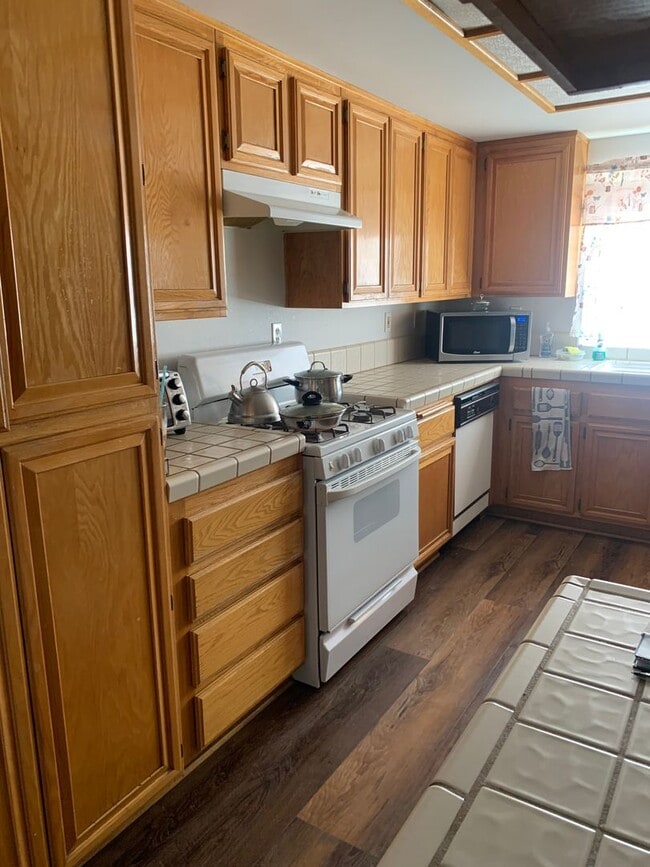 15561 Via Hermosa St in Hesperia, CA - Building Photo - Building Photo