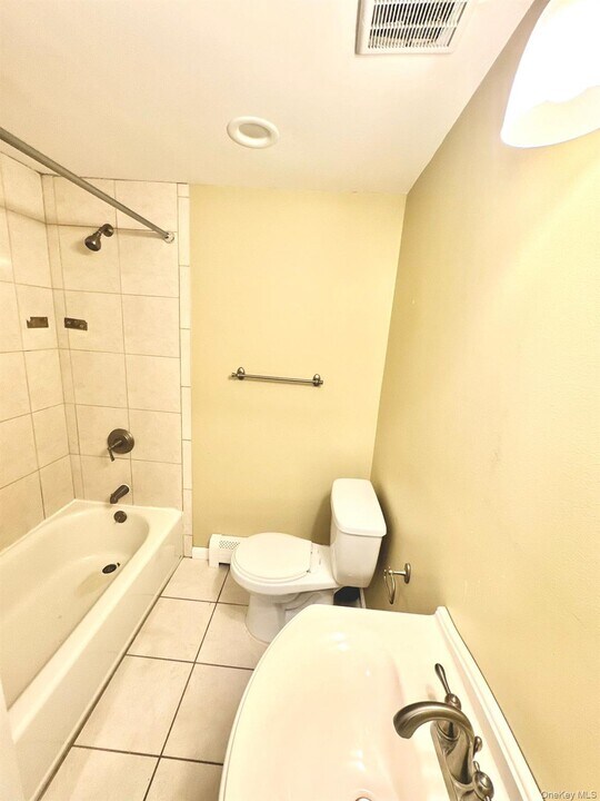 2 Bicycle Ct in Selden, NY - Building Photo