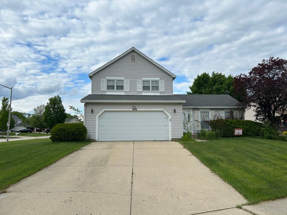 1312 Darlington Ct in Hoffman Estates, IL - Foto de edificio
