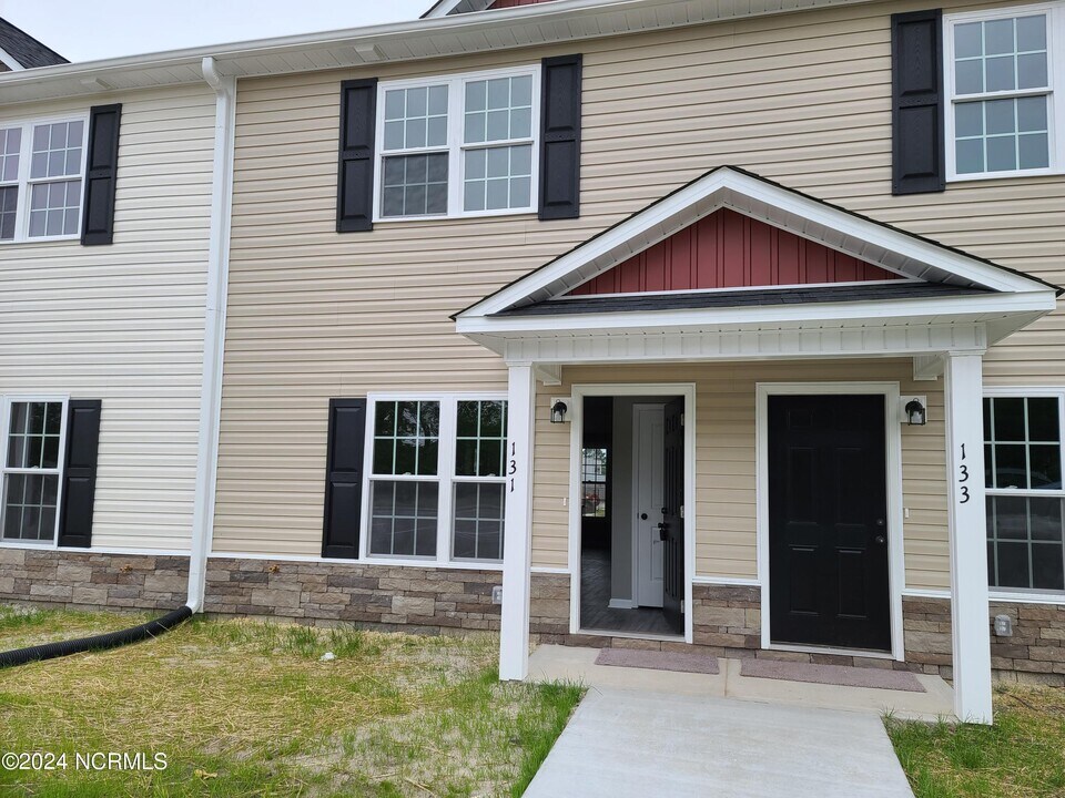 111-121 Cornerstone Drive in Beulaville, NC - Foto de edificio