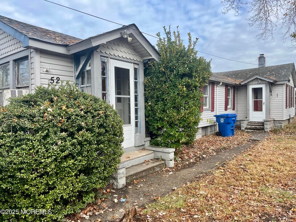 52 Shoreland Terrace in Middletown, NJ - Building Photo