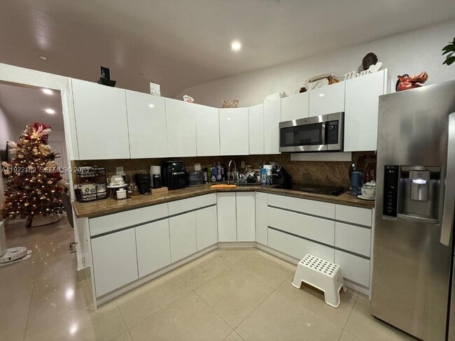 17652 NW 76th Ct in Hialeah, FL - Building Photo - Building Photo