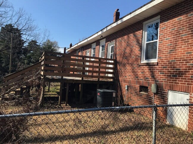 715 Holloway Ave in Greenwood, SC - Building Photo - Building Photo