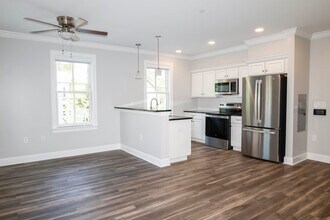 15 E Broad St in Hopewell, NJ - Foto de edificio - Building Photo
