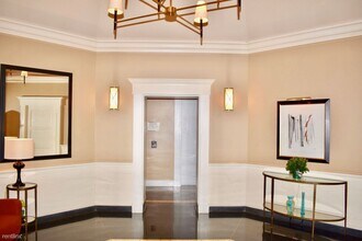 33 W Delaware Pl-Unit -Apt 13A in Chicago, IL - Building Photo - Building Photo