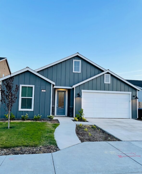 2365 Pepperdine Dr in Lemoore, CA - Building Photo