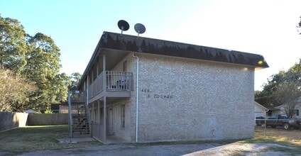 408 E Coombs St in Alvin, TX - Building Photo - Building Photo