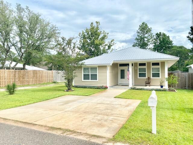 210 Pines St in Niceville, FL - Building Photo