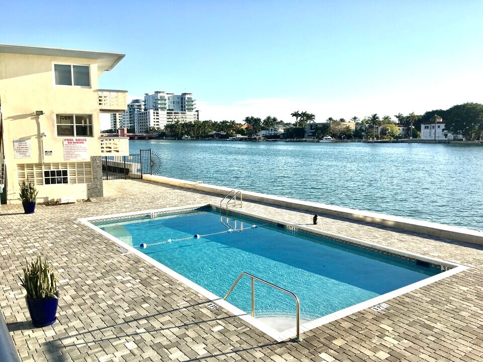 6484 Indian Creek Dr in Miami Beach, FL - Foto de edificio