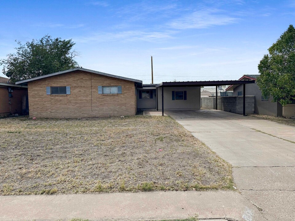 2121 N Acoma Dr in Hobbs, NM - Building Photo