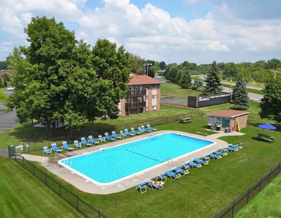 Grenadier Village Apartments in Liverpool, NY - Building Photo