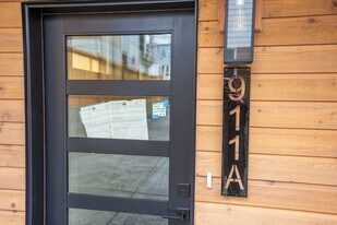 911 NW 56th St in Seattle, WA - Building Photo