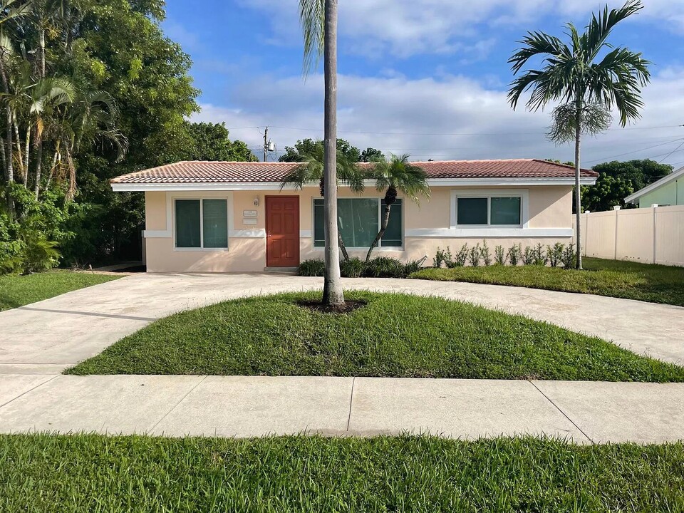 221 SW 3rd St in Boca Raton, FL - Building Photo