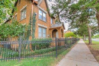 Kamp's Court Apartments in Oklahoma City, OK - Foto de edificio - Building Photo