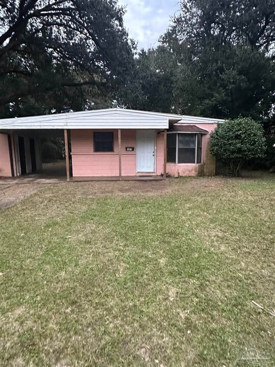 121 W Garfield Dr in Pensacola, FL - Building Photo