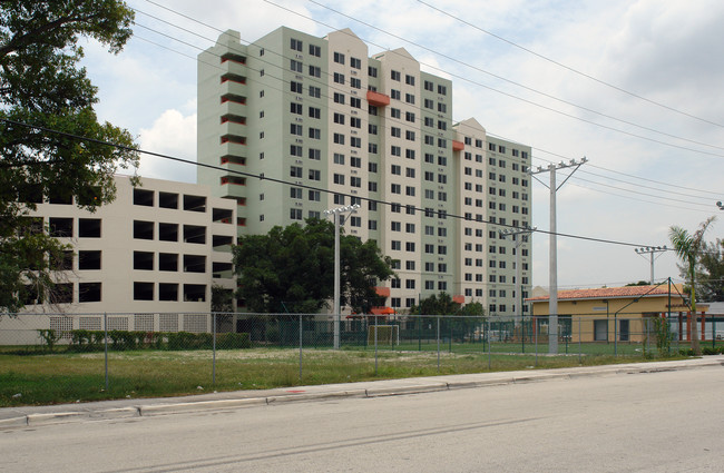 Miami River Park Apartments in Miami, FL - Foto de edificio - Building Photo