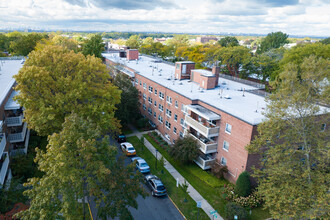 Barclay Tenants' Corporation in Great Neck, NY - Building Photo - Building Photo