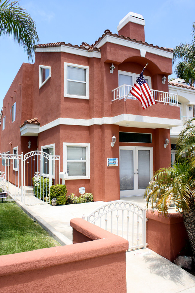 229-231 Detroit Ave in Huntington Beach, CA - Foto de edificio - Building Photo