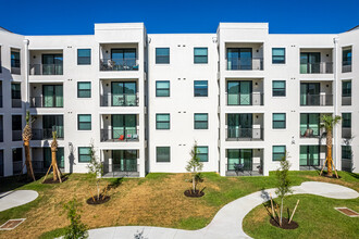 Cape West 91 Villa Apartments in Cape Coral, FL - Foto de edificio - Building Photo