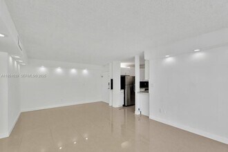 494 NW 165th St in Miami, FL - Foto de edificio - Building Photo