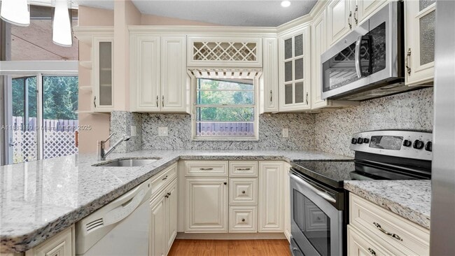 570 Woodgate Cir in Sunrise, FL - Building Photo - Building Photo