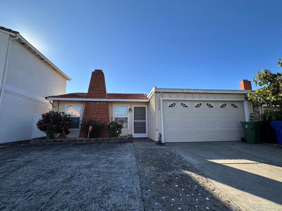 33039 Lake Mead Dr in Fremont, CA - Foto de edificio