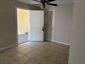 429 Executive Center Dr, Unit 211 in West Palm Beach, FL - Building Photo - Building Photo