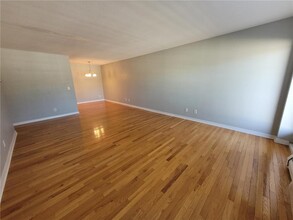 3150 Excelsior Blvd, Unit 305 in Minneapolis, MN - Building Photo - Building Photo