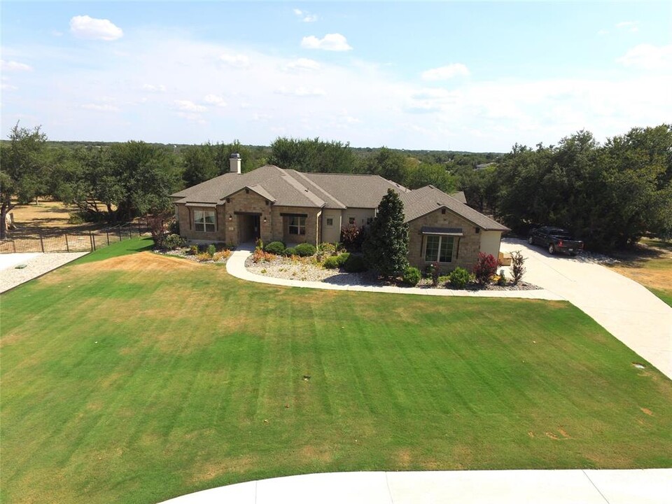 1015 Telling Wind in Liberty Hill, TX - Building Photo