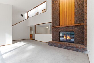 6980 NE Dolphin Dr in Bainbridge Island, WA - Building Photo - Building Photo