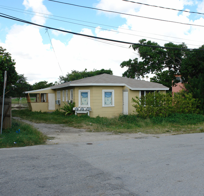 8300 NE 4th Pl in Miami, FL - Foto de edificio - Building Photo