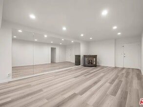 423 S Rexford Dr, Unit 202 in Beverly Hills, CA - Building Photo - Building Photo