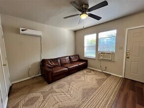 519 W Collins St in Denton, TX - Building Photo - Building Photo