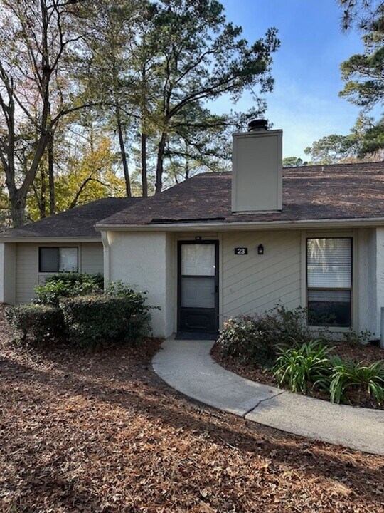 96 Mathews Dr in Hilton Head Island, SC - Building Photo