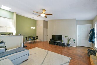 2425 Augusta Dr in Houston, TX - Building Photo - Building Photo