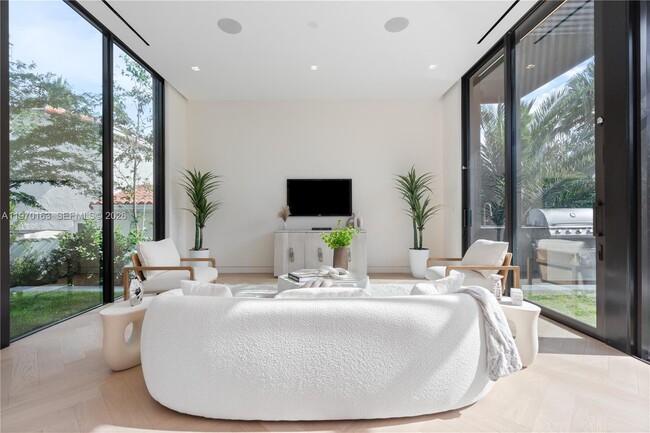 536 W 51st St in Miami Beach, FL - Building Photo - Building Photo