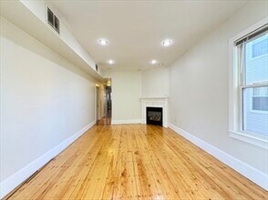 367 Cardinal Medeiros Ave, Unit 2 in Cambridge, MA - Foto de edificio - Building Photo