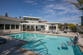 Stadium Park Apartments in Inglewood, CA - Foto de edificio - Building Photo