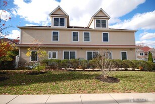 32 Cinder Rd in Edison, NJ - Building Photo