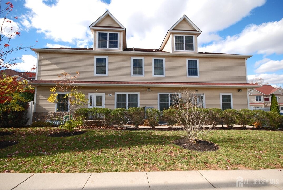 32 Cinder Rd in Edison, NJ - Building Photo