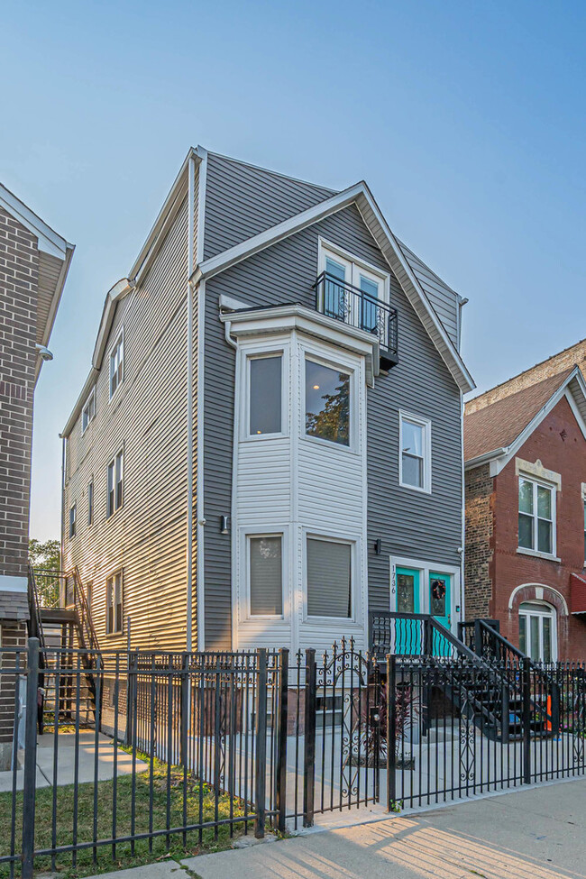 1736 N Kedzie Ave in Chicago, IL - Foto de edificio - Building Photo