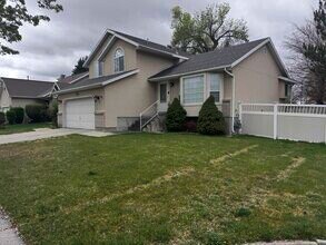 8004 S Old Barn Dr in Sandy, UT - Building Photo - Building Photo