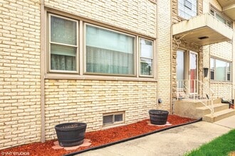 7537 W Higgins Rd in Chicago, IL - Building Photo - Building Photo