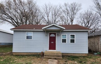 326 W Pierce St in Lebanon, MO - Building Photo