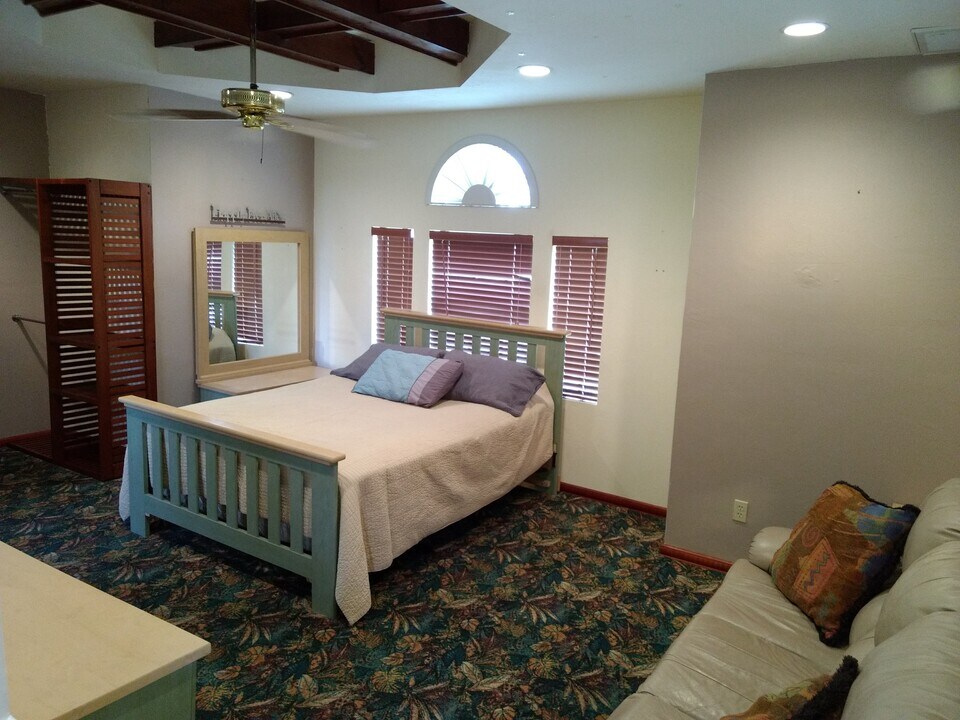 903 Cypress Lake Cir, Unit 1 in Ft. Myers, FL - Building Photo